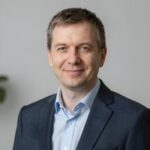 Портрет уверенного российского предпринимателя в студии, основателя магазина беговых кроссовок Кросс Шуз