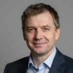 Портрет уверенного российского предпринимателя в студийном освещении для сайта магазина беговых кроссовок Кросс Шуз